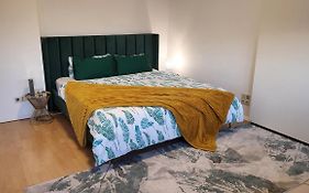 Lavish Stay In The Heart Of Duesseldorf City Center